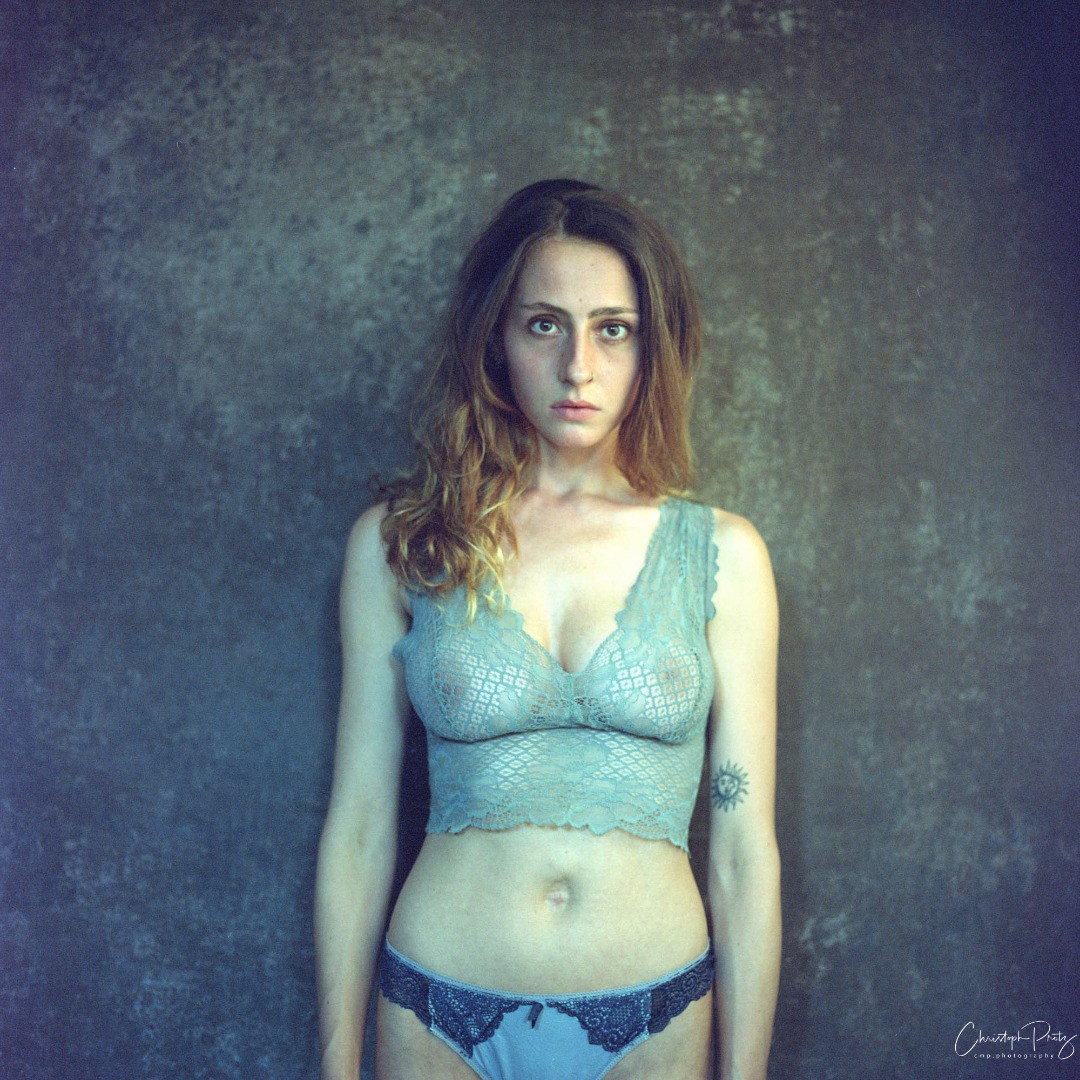 Two weeks ago I met Emma Helena @riel.life a wonderful dutch model I also told you about a few posts ago. As she was very keen on analog shots I dug out the Hasselblad and we have exposed several films. 
I just received a color film and scanned it. As I liked the results right away, I did not alter the pictures color in any other (apart from the scanning process as such) way. There's more to come (I brought the films to the lab but they wait until the batch is being enough, will probably do the bw stuff myself again next time).

We had an interesting discussion about photo altering this week in the Leica Rawfilers group where we ended with giving us our current monthly task, a tryptichon with 3 unaltered images ("just out of camera"). While analog and with a Hasselblad, this 3 pictures already come close to that idea :)