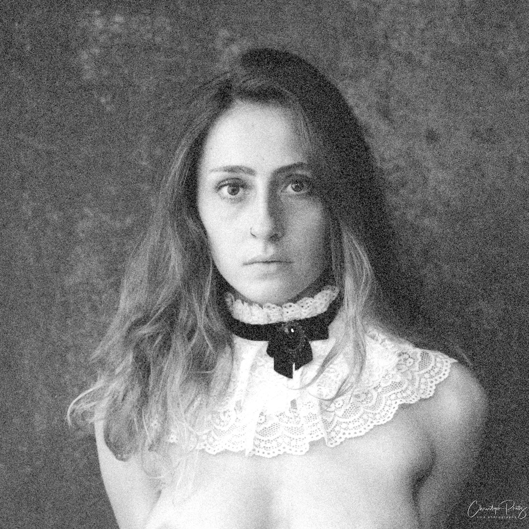 Last month I met Emma Helena @riel.life a wonderful dutch model I also told you about a few posts ago. As she was very keen on analog shots I dug out the Hasselblad and we have exposed several films.
I just received a ISO 3200 bw film and scanned it. As I liked the results right away, I did not alter the pictures 
but cutting to make it more Instagram safe (sorry)