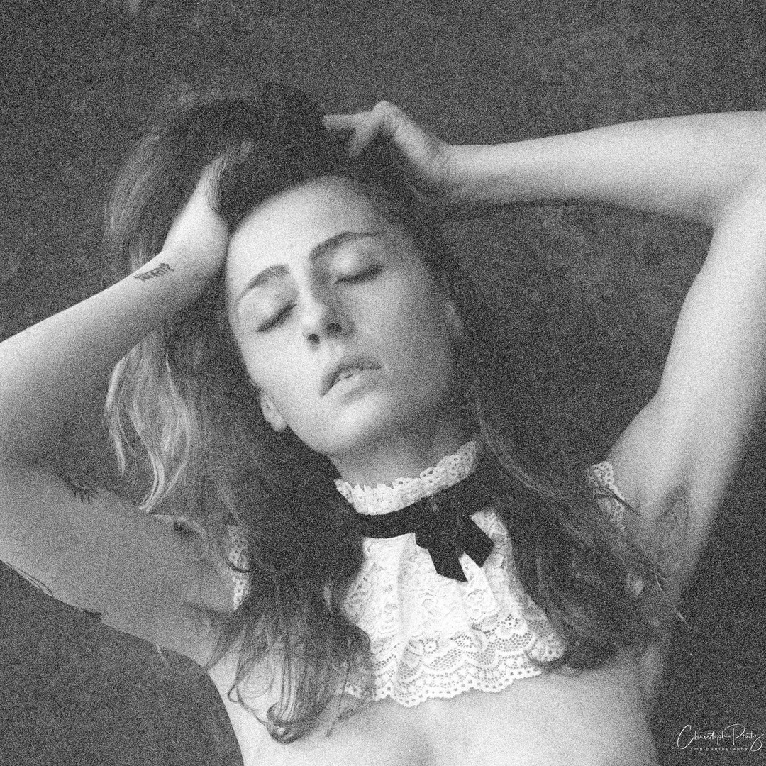 Last month I met Emma Helena @riel.life a wonderful dutch model I also told you about a few posts ago. As she was very keen on analog shots I dug out the Hasselblad and we have exposed several films.
I just received a ISO 3200 bw film and scanned it. As I liked the results right away, I did not alter the pictures 
but cutting to make it more Instagram safe (sorry)