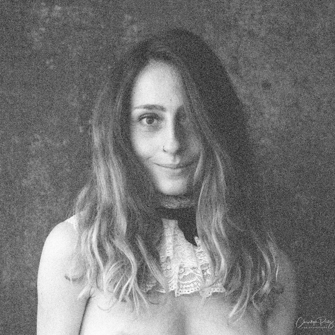 Last month I met Emma Helena @riel.life a wonderful dutch model I also told you about a few posts ago. As she was very keen on analog shots I dug out the Hasselblad and we have exposed several films.
I just received a ISO 3200 bw film and scanned it. As I liked the results right away, I did not alter the pictures 
but cutting to make it more Instagram safe (sorry)