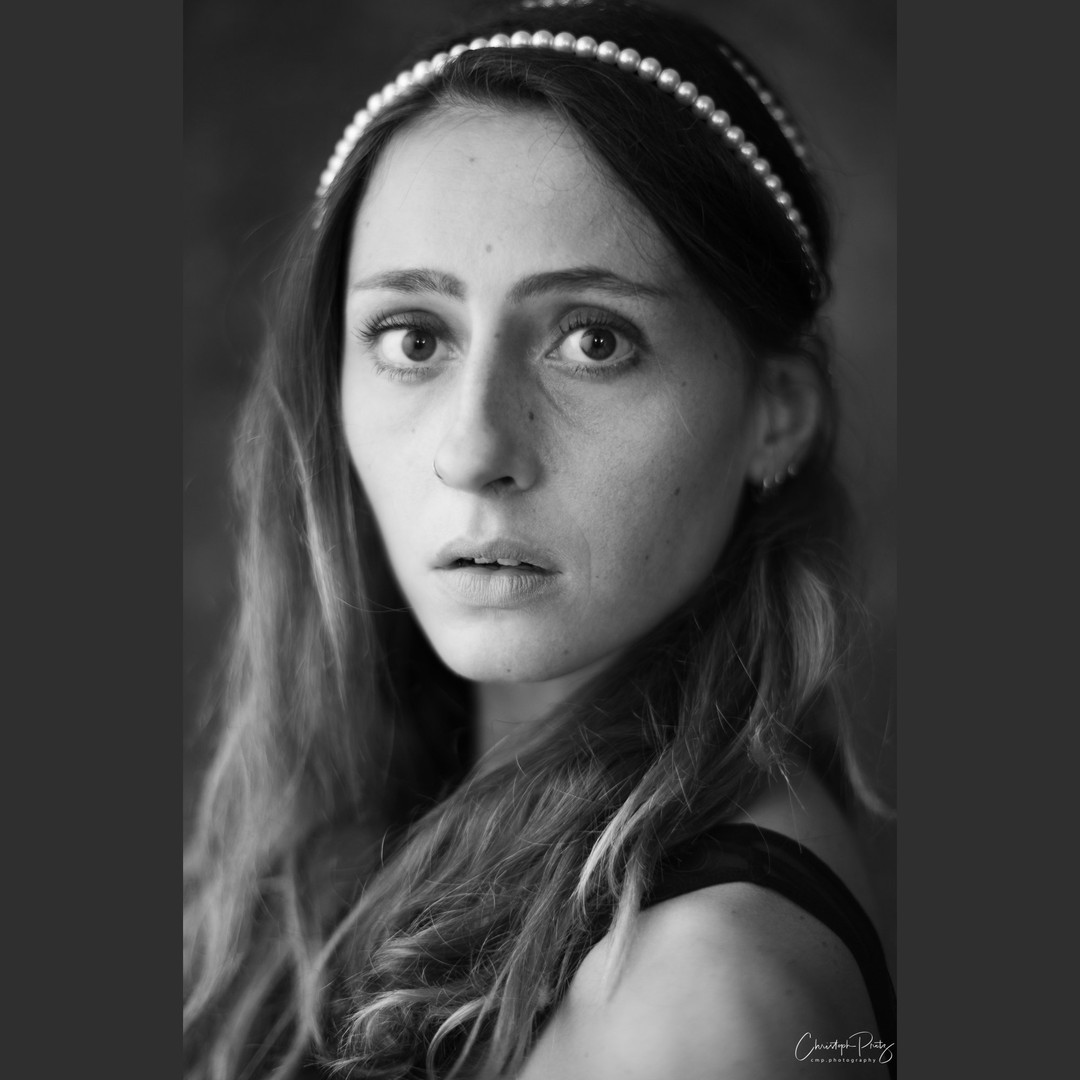 In August I met Emma Helena @riel.life a wonderful dutch model. There are still some more nice shots to show (and a few more fine art related ones are also in my new subs.tv account cprotz).
For now look at Emma and the pearls.