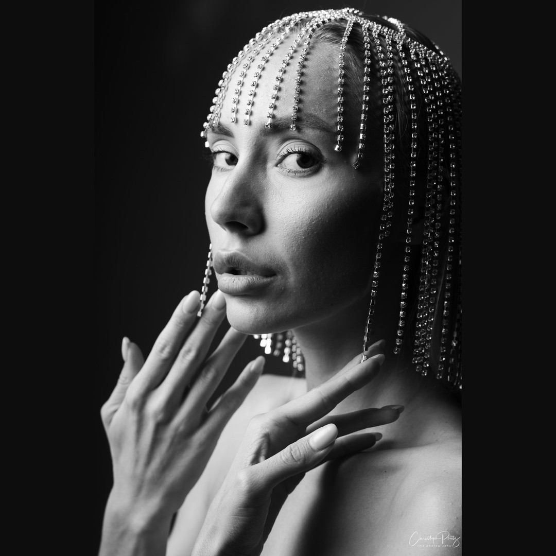 In July I had a wonderful studio shooting with Lesya @lesyamadama
Those who follow my photos might have guessed it already, I'm somehow into blingbling things :-)